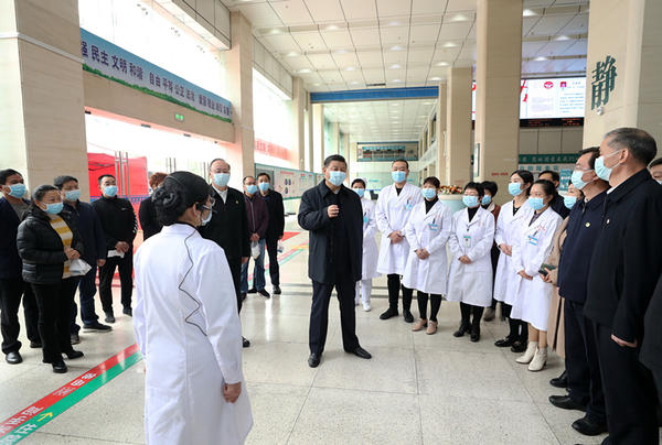 2021年3月23日，习近平总书记在福建省三明市沙县考察调研。这是总书记在沙县总医院实地了解医改惠民情况。